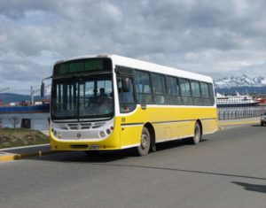 Autobuses Santa Fe cuenta con la concesión en la capital fueguina. El Municipio busca estatizar el servicio.