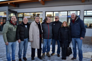 Mariano Rodríguez Giesso y Hécto Iannelli, presidente y vicepresidente del COA, los miembros de la Federación y autoridades de Nación fueron recibidos junto a la pista de patinaje sobre hielo de la ciudad por las autoridades municipales del Instituto del Deporte, el Secretario de Deportes de la Provincia y concejales de la ciudad.