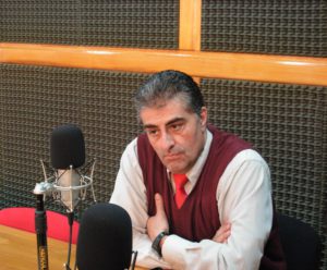 Mario Gallar en los estudios de Radio Universidad (93.5 MHZ).