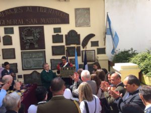 Momentos en el que el Decano de la UTN, Mario Ferreyra, hace entrega de una placa homenaje a José San Martín en Francia.