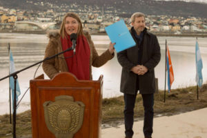 La gobernadora Rosana Bertone y el ministro del Interior de la Nación Rogelio Frigerio, anunciaron la puesta en marcha del Programa de Saneamiento Ambiental, que demandará una inversión de 500 millones de pesos, y será financiado a través del Fondo Federal de Infraestructura Regional.