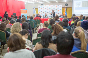 Durante la conferencia, Tendlarz dejó en claro la singularidad de cada caso y la negatividad de los diagnósticos estereotipados.