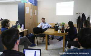 La doctora Judit Di Giglio, responsable del Centro Médico, fue entrevistada en el espacio municipal ‘Somos Río Grande’ que se emite por FM Universidad, sobre las capacitaciones en materia de rehabilitación.