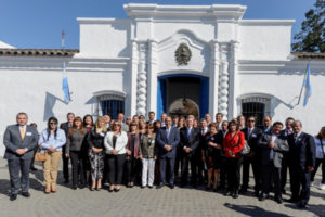 La firma de este documento histórico se realizó a modo de homenaje, a los hombres y mujeres que 200 años atrás, con valentía y espíritu libertario, lograron la independencia que en la actualidad permite a los argentinos debatir y proyectar los destinos de nuestro país.