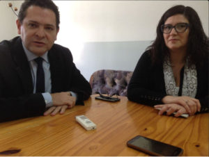 El Defensor Mayor, el Dr. Aníbal Acosta, junto a la pro secretaria Administrativa, la Dra. Mariana Montero, momentos previos a iniciar la atención en el CGP Padre Zink.