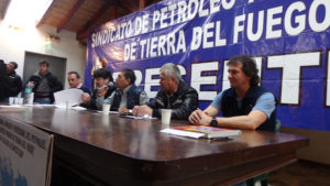 El secretario General de los Petroleros Jerárquicos, Julio Necul, manifestó a los presentes que "la garrafa social no tiene que existir en Tierra del Fuego", recordando que se trata de una provincia productora y responsabilizando a la empresa Camuzzi Gas del Sur.