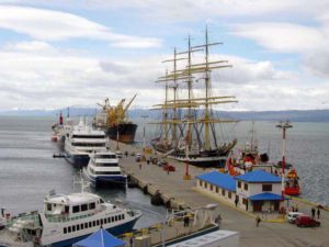 Empleados del puerto de Ushuaia se encuentran realizando asambleas y paros momentáneos ante el reclamo de una recomposición salarial.