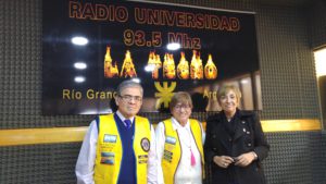 La doctora Dorys Barrionuevo y su esposo, el doctor Rubén Juárez, quien también fue gobernador del Distrito ‘O3’, visitaron los estudios de Radio Universidad (93.5 MHZ)