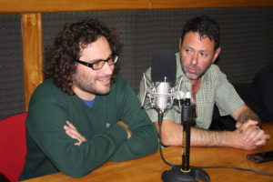 Martín Farina, estudiante de paleontología, y Fernando Temaris, integrante del Ministerio de Ciencia y Tecnología de la Provincia, en Radio Universidad.