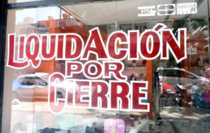 Rivarola explicó que “el panorama es complejo porque la situación no es clara a nivel economía provincial, con lo cual el comercio es el lugar que se resiente, tenemos cierres de comercios históricos, tenemos despidos, y algunas reducciones de jornadas por medio de convenios hechos en el Ministerio de Trabajo, son cosas que se van dando a medida que las ventas van bajando”.