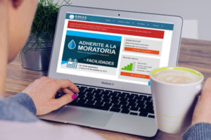 Abonando un anticipo del 50% del capital y el saldo en cuotas, la reducción será un 50% de los intereses por mora y el saldo en cuotas se financiará a una tasa del 1,00% mensual.