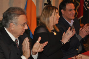 La gobernadora Rosana Bertone flanqueada por el decano de la FRRG de la UTN, ingeniero Mario Ferreyra y el ministro de Educación Diego Romero, celebra la restitución del convenio marco con la alta casa de estudios.