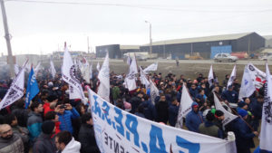 Unos mil quinientos metalúrgicos marcharon ayer y se manifestaron en un acto convocado por la UOM de Río Grande.