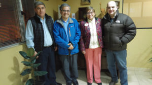 Anoche la Gobernadora del Distrito ‘O3’ del Club de Leones, doctora Dorys Barrionuevo y su esposo, el doctor Rubén Juárez, junto al León Claudio Irrutia del Club de Leones de Río Grande, visitaron la redacción del Diario Provincia 23 y recorrieron con el director de este medio, Néstor Alberto Centurión, las instalaciones del diario y asimismo de Radio Universidad.