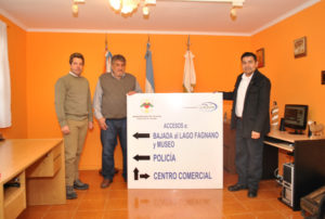 El intendente Claudio Queno y Mauro González y Ariel Carrasco de las entidades mercantiles presentaron los carteles de señalización que se van a instalar en las calles de esa localidad.