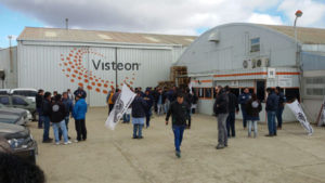 Los trabajadores de la empresa Visteon, productora de equipos de aire acondicionado para automóviles, tomaron la planta ante la incertidumbre sobre la continuidad laboral.