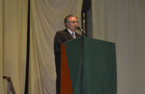 El Decano de la Facultad Regional Río Grande, Ingeniero Mario Ferreyra, participó de la ceremonia de colación de grados en la UCES.