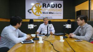 Fermín Randón, responsable de la UDAI Río Grande de ANSES, y el delegado de la Dirección de Migraciones en Tierra del Fuego, Lisandro Ruiz Cardona, visitaron los estudios de Radio Universidad 93.5.