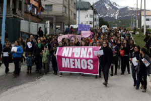 Más de 800 personas de diferentes generaciones se adhirieron al paro Ni Una Menos para expresar su repudio y unirse al grito nacional “Basta de Violencia y Femicidios”.