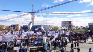 Miles de personas se movilizaron ayer al mediodía en la ciudad de Río Grande, convocadas por la Unión Obrera Metalúrgica local y con el acompañamiento de una veintena de gremios.