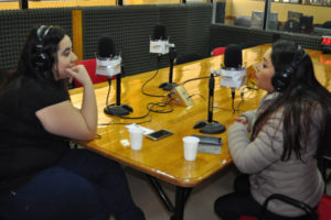 Paula Donnay, impulsora de ‘Aprendamos a Ayudar’ siendo entrevistada por FM Universidad (93.5 MHZ) en el programa de la ‘Mejor Manera’.