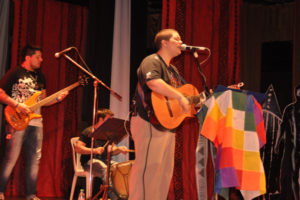 “Lo mejor que puede recibir un artista es el apoyo del público”, dijo el joven cantautor fueguino Gonza Lemui.