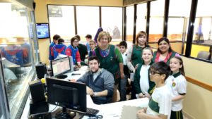 Alumnos y profes junto al operador de Radio Universidad, Daniel Román.