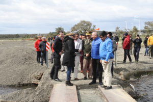 La gobernadora encabezó ayer el acto de reapertura del paso Radman, luego de las obras realizadas por Vialidad Provincial en el puente.