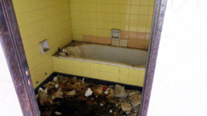 Sólo quedan las bañeras y los azulejos en las antiguas doce habitaciones de la Hostería San Pablo.