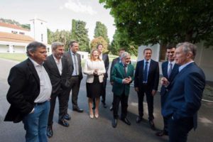 El presidente Mauricio Macri recibió ayer por la mañana en la residencia de Olivos a ocho gobernadores que se mostraron de acuerdo con la iniciativa oficial.