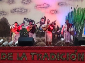 Los Cantores del Alba también se presentaron en la peña del EADEB.