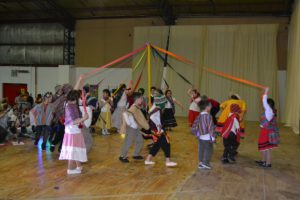 La comunidad educativa del EADEB celebró con una gran peña el Día de la Tradición.