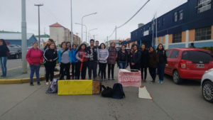 Estudiantes del Colegio Soberanía Nacional cortaron la avenida Prefectura Naval, para reclamar por la falta de limpieza en la escuela (Foto: Yamila Prinos).