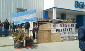 Trabajadores de IFSA montaron una carpa en la puerta de la empresa este fin de semana.