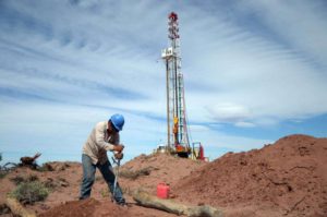 Desde la Secretaría de Ambiente se solicitó el saneamiento de esa locación, para lo cual la Empresa deberá enviar a tratar una capa de ese material de aproximadamente 5 cms. de profundidad.