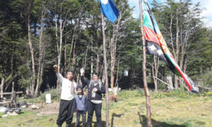 En la zona del cerro Dos Banderas, en Ushuaia, un grupo de descendientes del pueblo mapuche y representantes de otras comunidades originarias, comenzaron a reconstruir una Ruca.