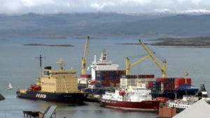 “En el puerto de Ushuaia hay cinco escáneres para el equipaje de las personas que descienden de los cruceros”, indicó, con la aclaración de que no se aplica a los individuos y tampoco hay escáner de contenedores del puerto.