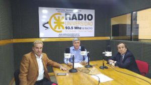 Los abogados Federico Rauch y Raúl Aciar visitaron los estudios de Radio Universidad 93.5, luego de realizar ayer la presentación de los adherentes de la capital fueguina a la demanda contra las automotrices, por no respetar la ley de promoción económica.