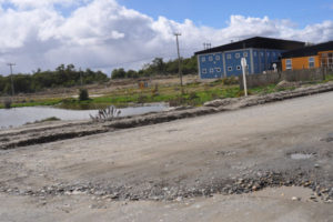 Incluso se ha formado una gran laguna en el bajo contiguo a la Escuela Provincial N° 45 que los vecinos aseguran que no son pluviales, sino de aguas servidas.