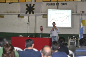 En este tercer encuentro, expuso el Lic. Juan Ignacio García, docente de la Universidad de Tierra del Fuego, quien conferenció sobre la repercusión local de la macroeconomía y los modelos económicos. 