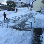 Ante la persistente nevada en Ushuaia voluntarios limpiaron escaleras y veredas