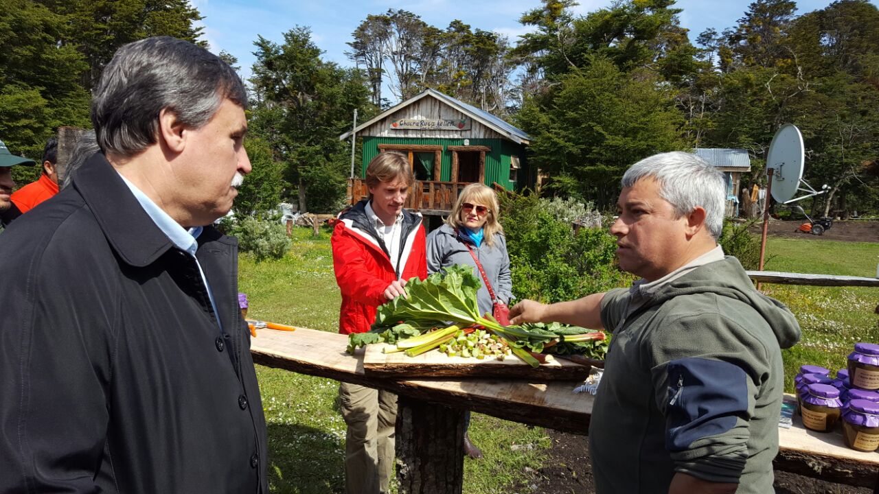 El Director Nacional del INTA, Héctor Espina, recorrió la “Ruta de la Centolla” y visitó Punta Paraná. Junto a los integrantes del Consejo Regional Patagonia Sur y técnicos de la Agencia de Extensión Rural Ushuaia visitó a productores y se reunió con funcionarios.