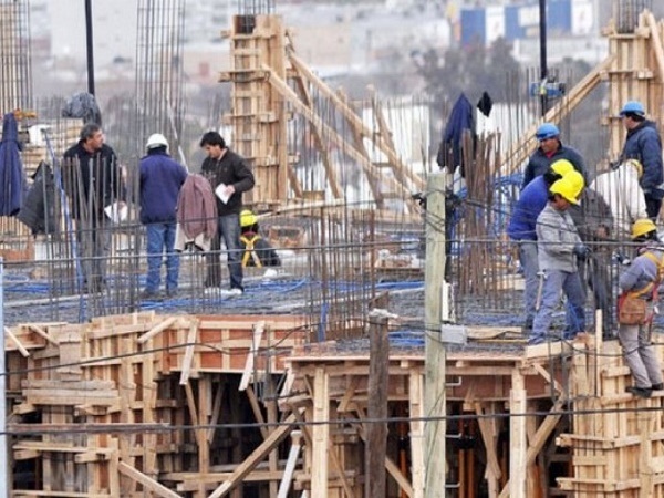 El secretario general de la UOCRA Julio Ramírez hizo su balance del año y sostuvo que “el 2016 fue un año crítico”. “Terminamos con un 85% de los obreros de la construcción sin trabajo, desesperanzados porque se acercaron las fiestas y no tuvimos trabajo, y tuvimos que estar pidiendo bolsas navideñas para que los compañeros desocupados se lleven algo para sus casas”.