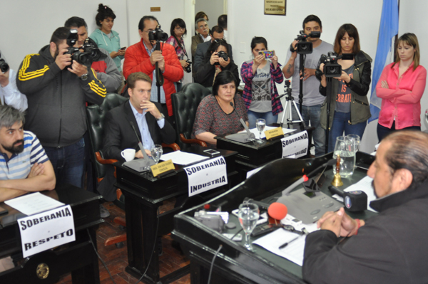 La sesión especial se llevó a cabo en la Sala de Sesiones del Concejo Deliberante y estuvo presidida por la concejal Verónica González; y de la misma participaron los concejales Miriam Laly Mora; Raúl von der Thusen y Paulino Rossi. De los cinco diputados nacionales con los que cuenta Tierra del Fuego sólo pudieron asistir los diputados Oscar Martínez y Gastón Roma que en ambos casos sintetizaron dos posiciones contrapuestas de la realidad y el futuro de la provincia.