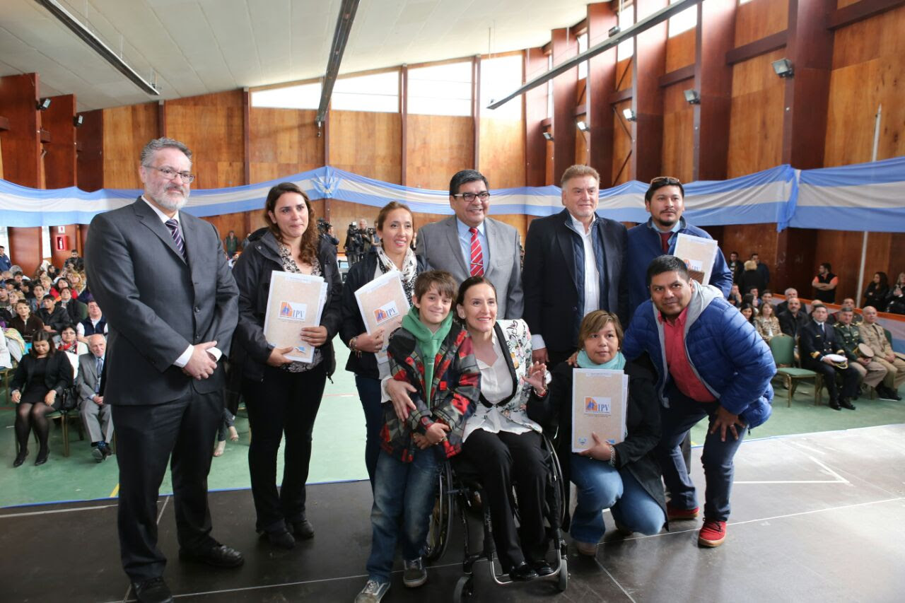 En su visita por la provincia, la vicepresidente Gabriela Michetti entregó llaves de nuevas viviendas.