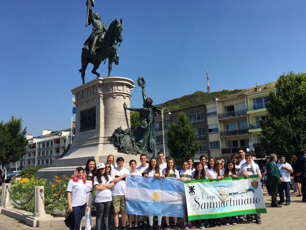 La delegación de la FUNDATEC en el monumento ecuestre a San Martín en Boulogne-sur-Mer.