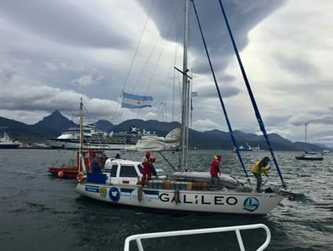 El velero Galileo con seis tripulantes a bordo navegó por las aguas del Atlántico Sur luego de zarpar desde Bahía Blanca, con la intención de colocar una placa con la leyenda "Las Malvinas son argentinas" en el Faro del Fin del Mundo de la Isla de los Estados y arrojar una ofrenda al mar en el mismo lugar del hundimiento del Crucero General Belgrano, el 2 de mayo de 1982 en el marco del conflicto bélico de nuestro país con Inglaterra. En el mismo lugar dejarán caer cartas de familiares y amigos de los difuntos.