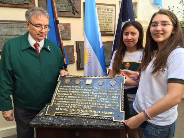 El Decano de la Facultad Regional Río Grande exhibe la placa junto a dos alumnas secundarias, Victoria Cabral del CIERG (Río Grande) y Lucrecia Rasclard del CIEU (Ushuaia).