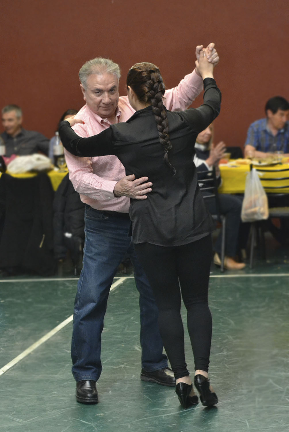 El decano de la Facultad Regional Río Grande, Mario Ferreyra, divirtiéndose en el brindis de fin de año.