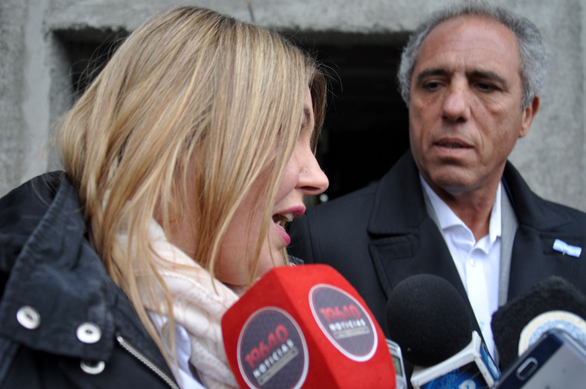 La gobernadora Rosana Bertone junto al viceministro del Interior, Obras Públicas y Vivienda, Alejandro Caldarelli.